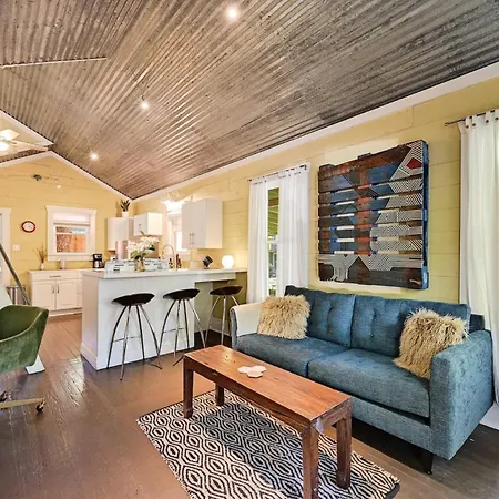 Peaceful Bungalow With Fenced Yard Near Shops And Cafes